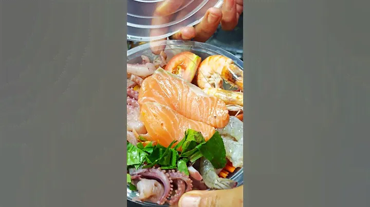 Острый салат из морепродуктов, тайская уличная еда.