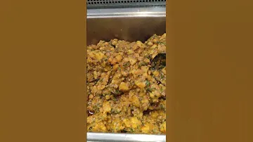 Салат Бар в Любом Английском супермаркете . большая пластмассовая коробка 2.99 фунта.Лондон 2023.